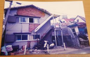 当時住んでいたアパート。隣の家にもたれて倒壊せずに済みました。