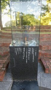 神戸・三宮の東遊園地にある「一・一七　希望の灯り」。