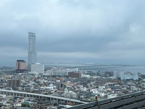 後泊のホテルより前泊したホテルを眺める