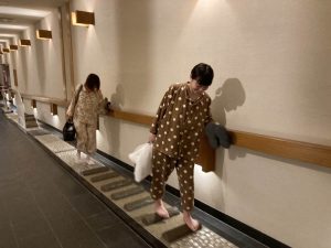 足つぼではしゃぐアラフォー達