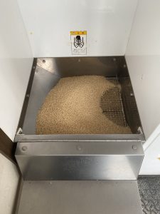 玄米を機械に入れ