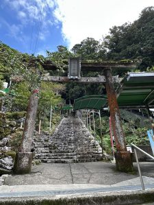 龍河洞前の鳥居 階段の横にはエスカレーターが…