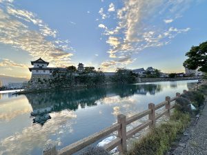 お堀に映る姿も美しかったです