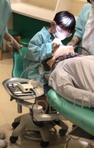 人体模型の歯を洗浄中。