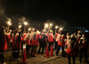 御神火を各町会別に灯してご神木に点火