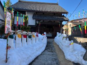 雪だるまはティッシュペーパーに顔を描いて貼り付けています