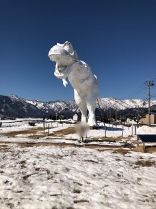 勝山市内の恐竜オブジェ。