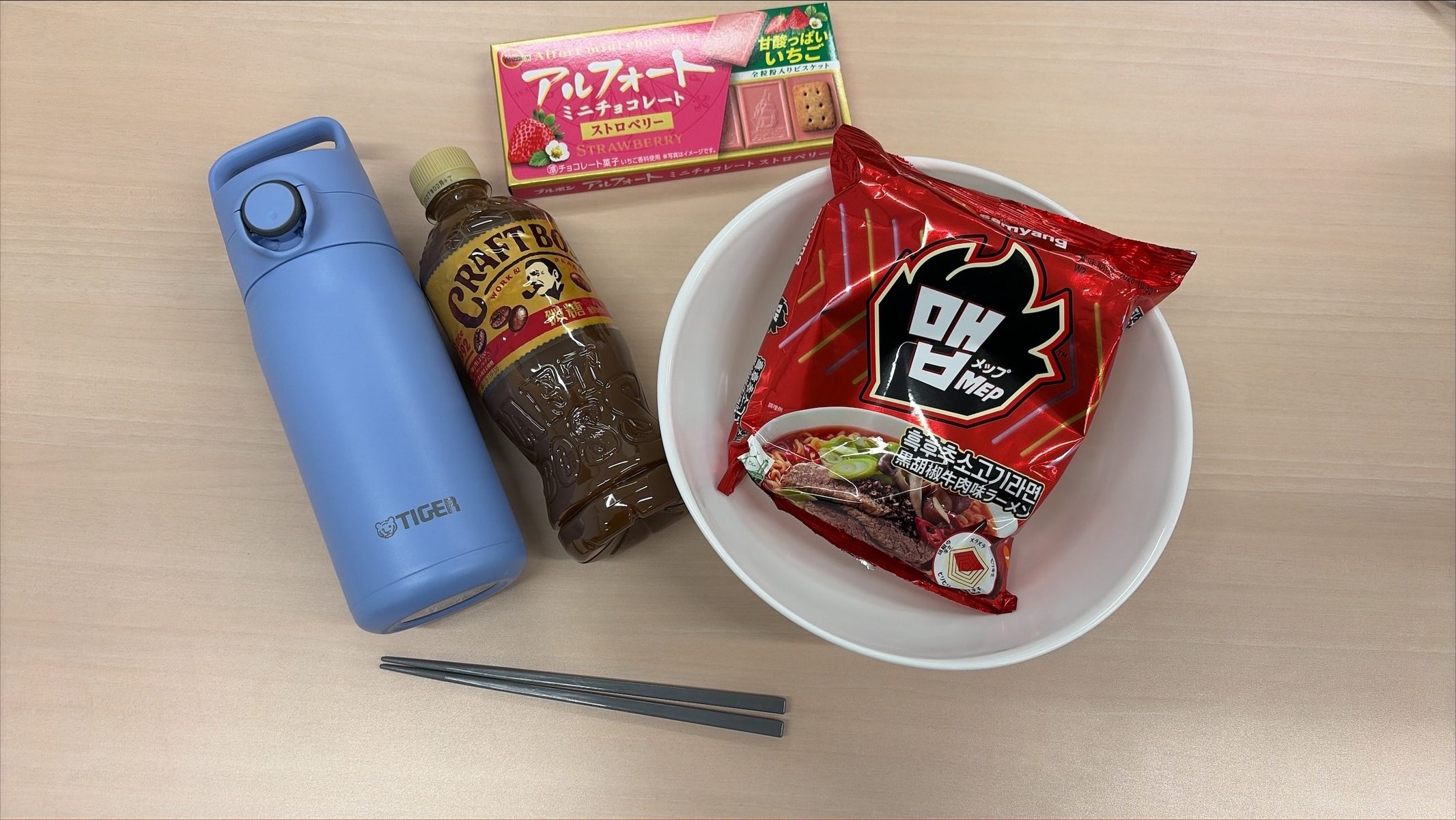 電子で調理できるインスタント麺と、チョコレートとコーヒー